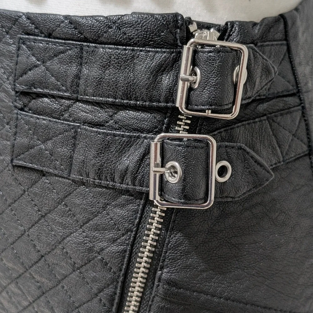 Black Quilted Texture Faux Leather Moto Mini‎ Skirt Zipper Buckle Detail Size 4
